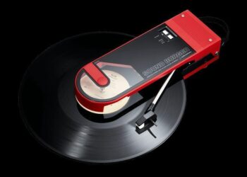 Vinyyli vinkumaan myös matkalla – Audio Technica lämmitteli uudelleen kannettavan levarinsa