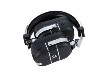 Boss esitteli vahvistinmallinnuksilla varustetut Waza-Air-kuulokkeet kitaristeille