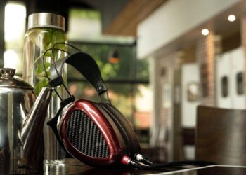 Kruunuradio Dan Clark Audion maahantuojaksi