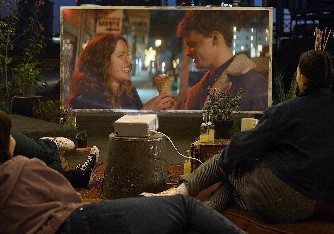 Kokeilussa Epson EF-100W -projektori – Iso kuva mukaan minne vain!