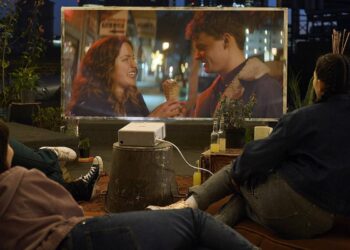 Kokeilussa Epson EF-100W -projektori – Iso kuva mukaan minne vain!