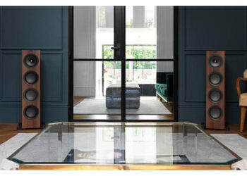 KEF toi Q-sarjan kaiuttimiinsa pähkinäpuisen viimeistelyvaihtoehdon