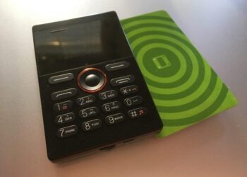 Pikakoe: Hieman teepussia isompi puhelin satunnaiskäyttöön