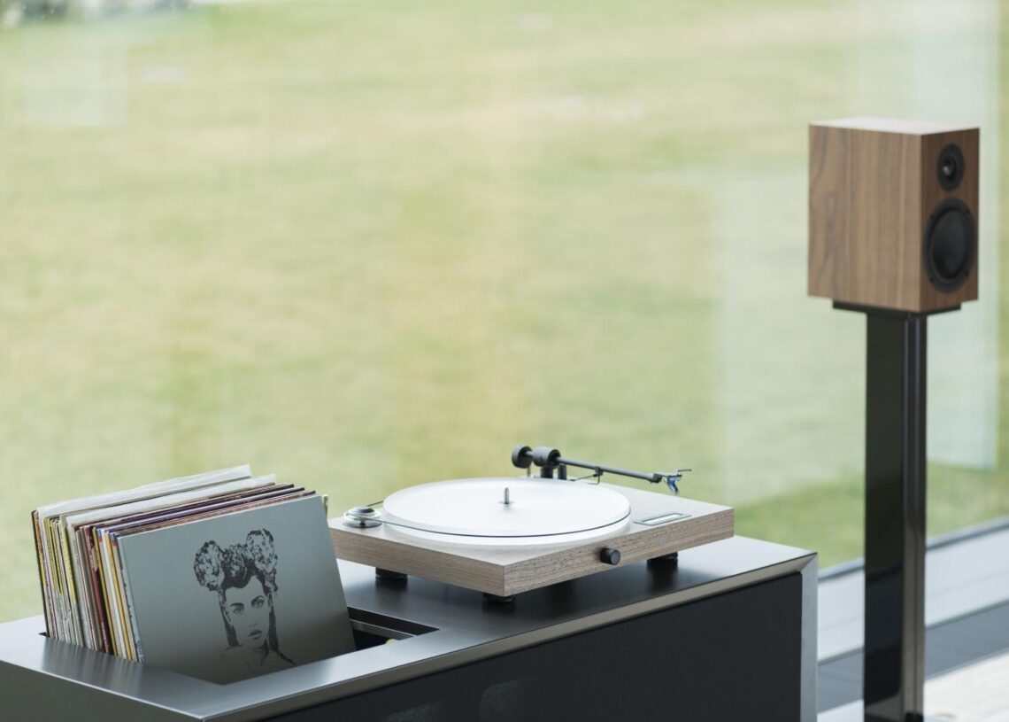 Kokeilussa Pro-Ject Juke Box S2 -levysoitin – kaiken kattava vinyylipaketti