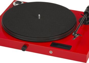 Levysoitin omilla kaiutinlähdöillä