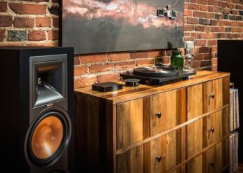 Levysoitinliitäntä aktiivikaiuttimessa