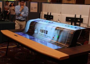 LG esitteli rullattavan ja läpinäkyvän näytön