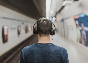 Kuulokkeiden tekoäly voi varoittaa lähellä olevista ajoneuvoista