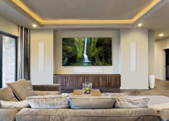 Meridianilta uusi DSP750-aktiivikaiutin seinän sisään asennettavaksi