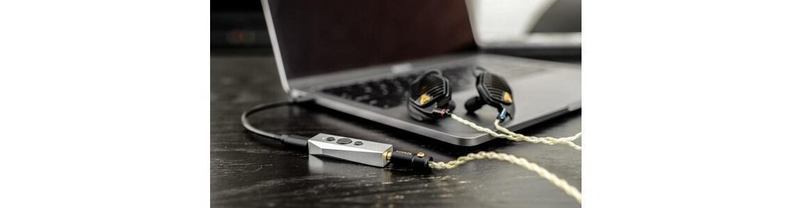 Todella pienikokoinen kuulokevahvistin vakuuttavilla spekseillä