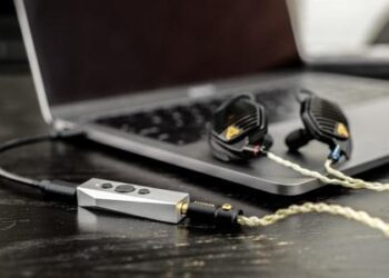 Todella pienikokoinen kuulokevahvistin vakuuttavilla spekseillä