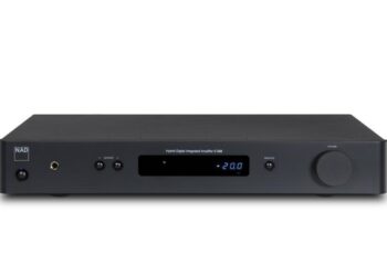 NAD:ilta kaksi vahvistinta ja vinyylisoitin