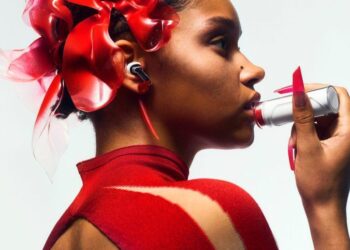 Nothing esitteli täyslangattomat Ear (stick) -kuulokkeet – latauskotelo muistuttaa huulipunaa