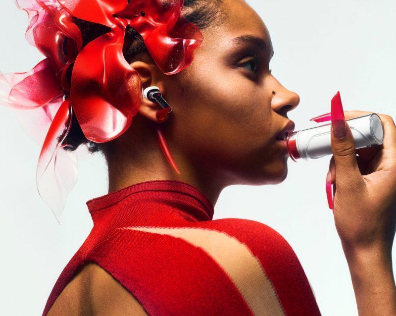 Nothing esitteli täyslangattomat Ear (stick) -kuulokkeet – latauskotelo muistuttaa huulipunaa