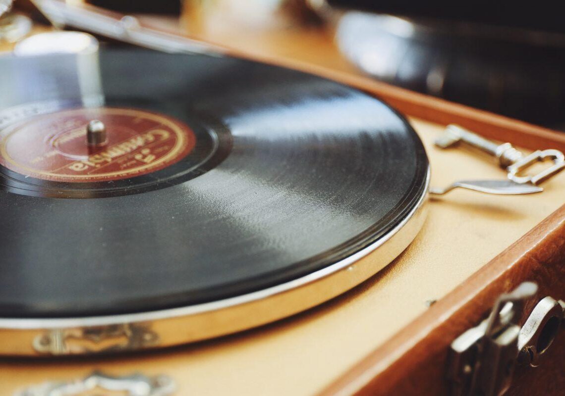 Voiko vinyylilevyn puhdistaa puuliimalla?