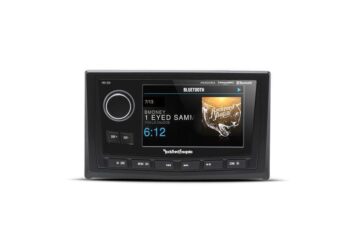 Väriä vaihtava viihdytyskeskus veneeseen