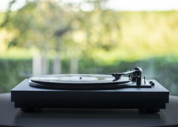 Vaivaton ratkaisu vinyylien toistoon