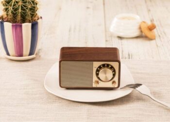 Taiwanilaisen Sangeanin retroradio – pitkä akunkesto, bluetooth, puuviimeistely ja kaksoisantenni taskukoossa