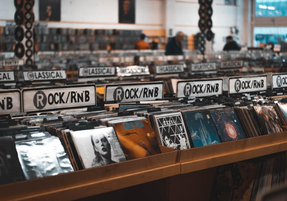 Vinyyli nousi Yhdysvalloissa ohi CD:n – fyysisten levyjen myynti silti laskussa