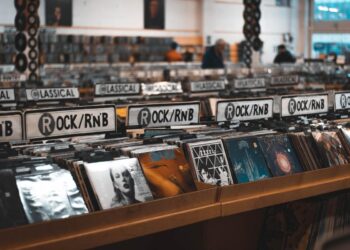 Vinyyli nousi Yhdysvalloissa ohi CD:n – fyysisten levyjen myynti silti laskussa