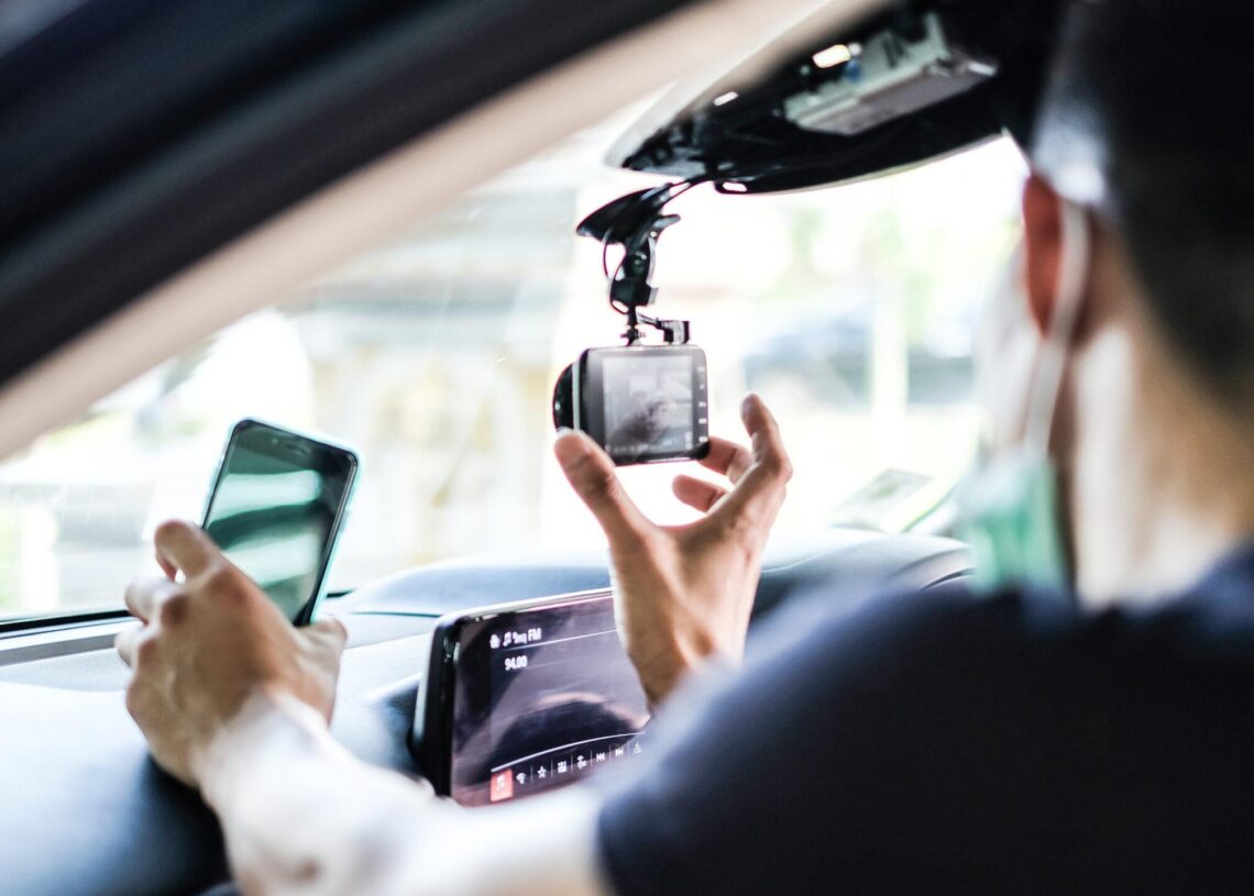 Android puhelin kojelautakameraksi