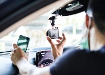 Android puhelin kojelautakameraksi