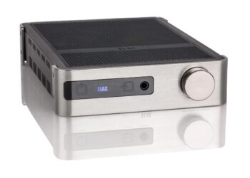 Kokeilussa Elacin kompakti vahvistin ja kehittyneet kolmitiet