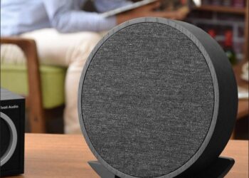 Kaunis kaikessa yksinkertaisuudessaan: Tivoli Audion bluetooth-/verkkokaiutin niin seinälle kuin pöydälle.