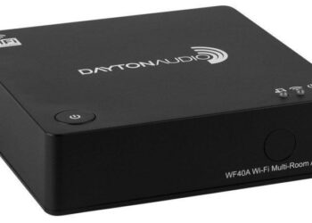 Dayton Audion edullisessa monihuonevahvistimessa on myös kaiutinlähdöt