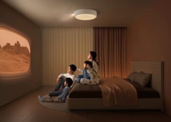 Lamppu, videotykki ja kaiutin samassa paketissa