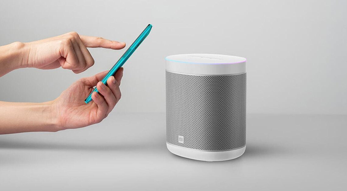 Näppärän kokoinen ja monipuolisilla ominaisuuksilla varustettu Xiaomi Mi Smart Speaker -älykaiutin